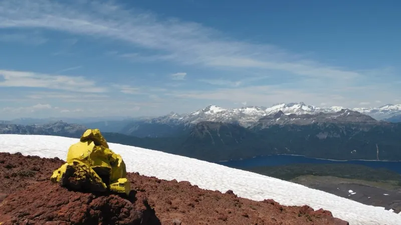 Baliza amarilla señalizando el sendero al volcán Yates, Parque Nacional Hornopirén