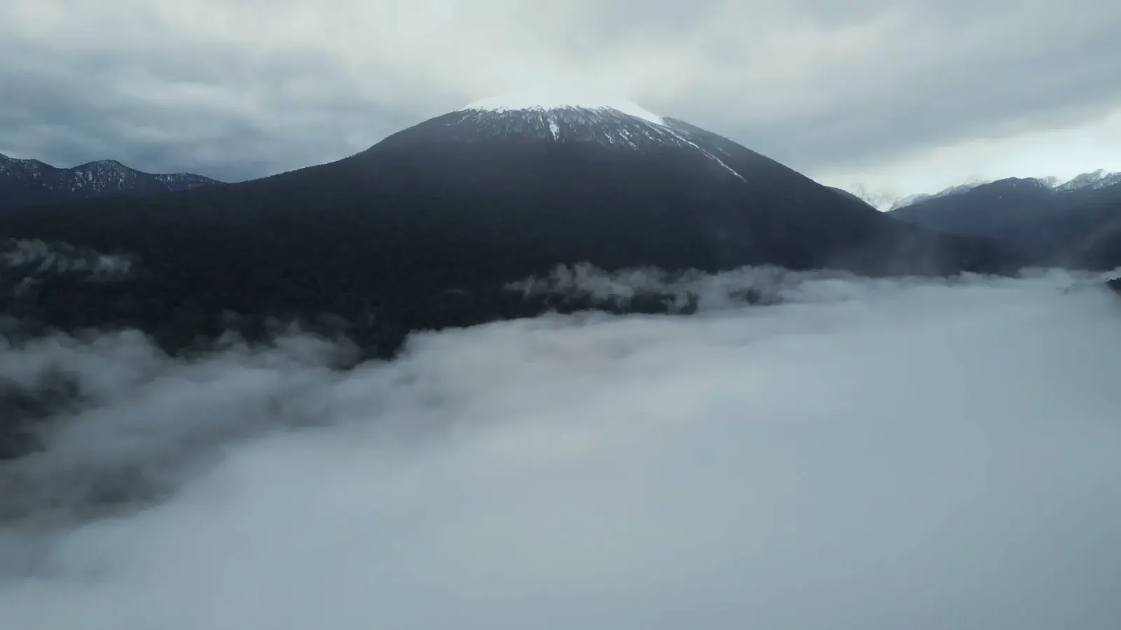 Fotograma del reel de marca de LabDeco360 filmado con drone en Hornopirén