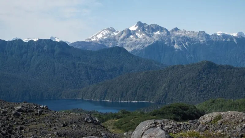 Vista panorámica del lago y las cumbres nevadas del Parque Nacional Hornopirén, Patagonia chilena