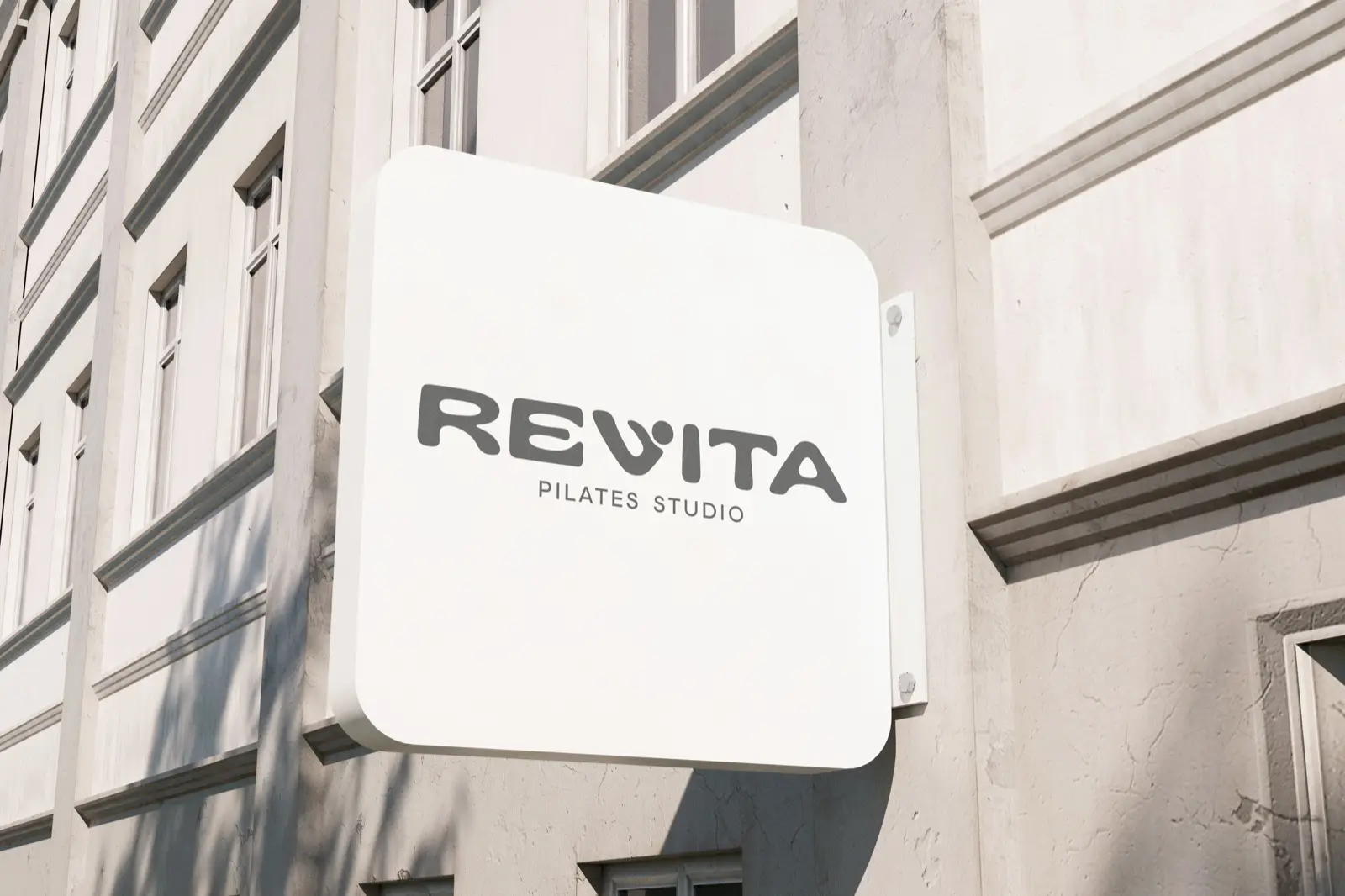 Señalética de fachada de Revita Studio, pilates en Temuco