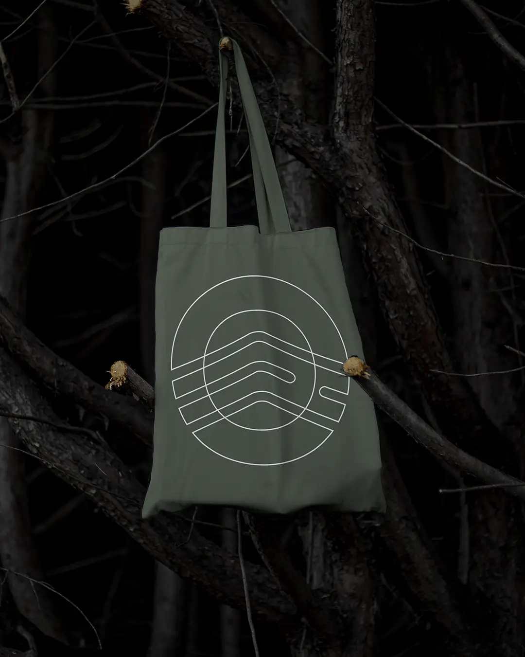 Tote bag verde oliva con el isotipo lineal de Rustiko Muebles