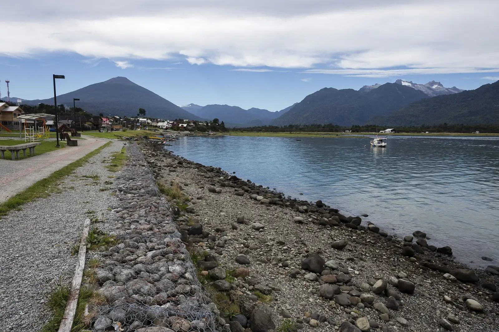 Costanera de Hornopirén con embarcaciones y la cordillera al fondo, en la región de Los Lagos