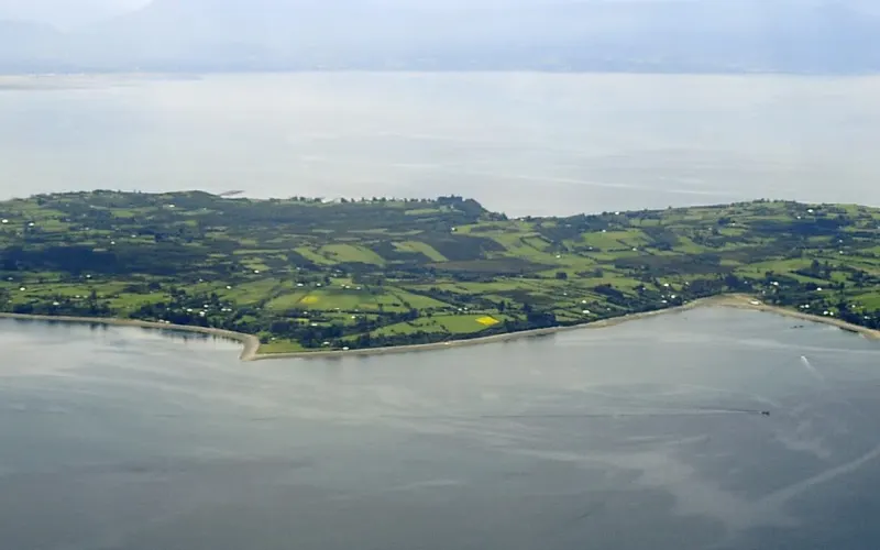 Vista aérea de la isla Maillén en el estuario de Reloncaví