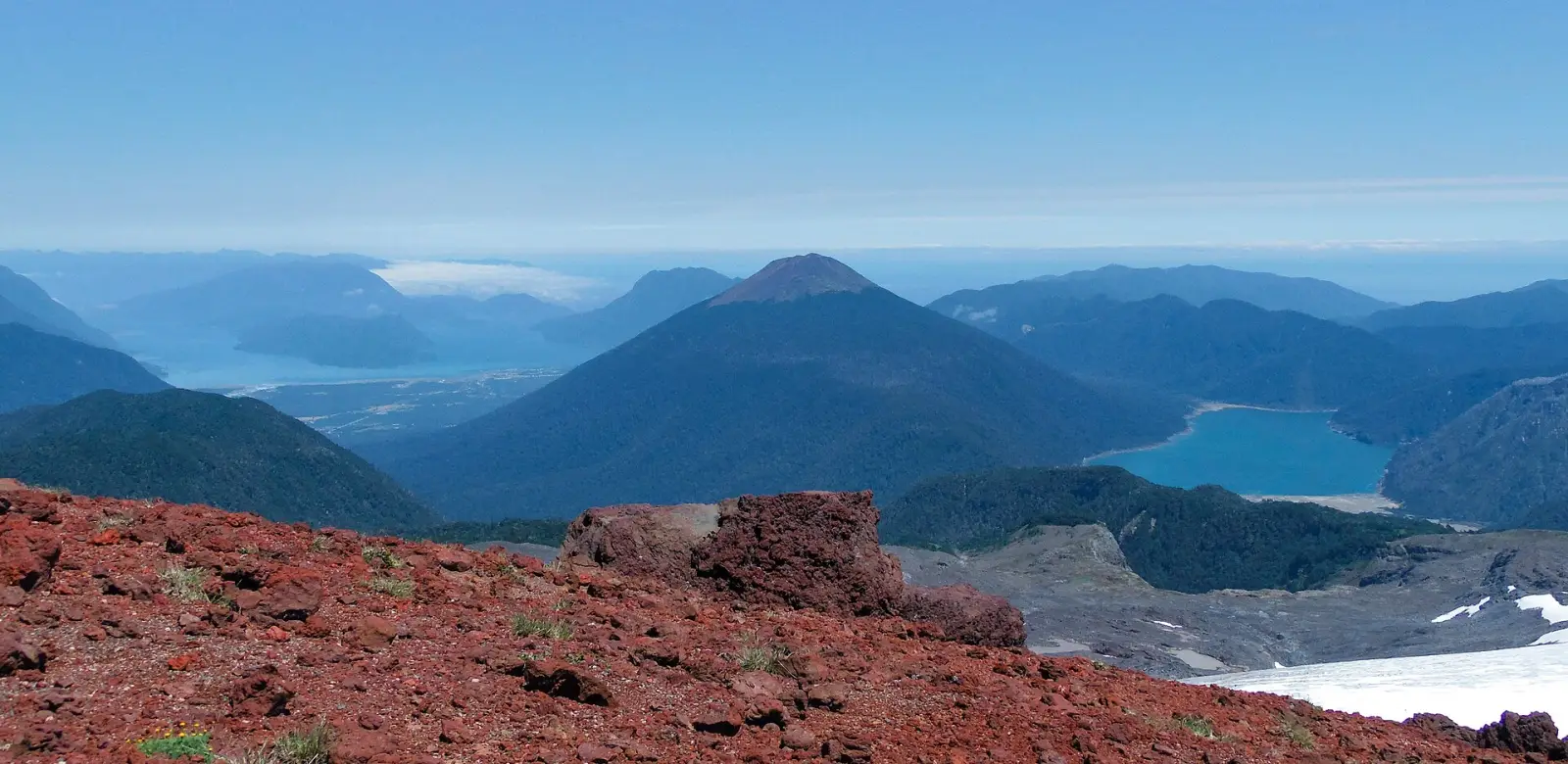 Vista panorámica desde el volcán Hornopirén hacia el fiordo y el Parque Nacional, en la región de Los Lagos