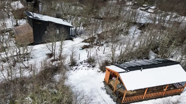 Recorrido virtual 360° de Los Mallines de Malalcahuello: vista aérea de las suites entre la nieve, Araucanía andina